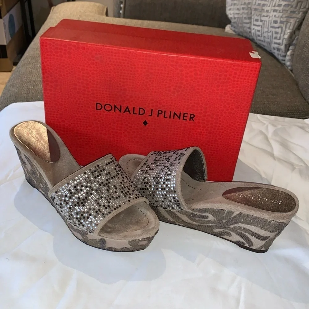 Gently Loved Wedge Taupe Frida Slide By Donald J Pliner